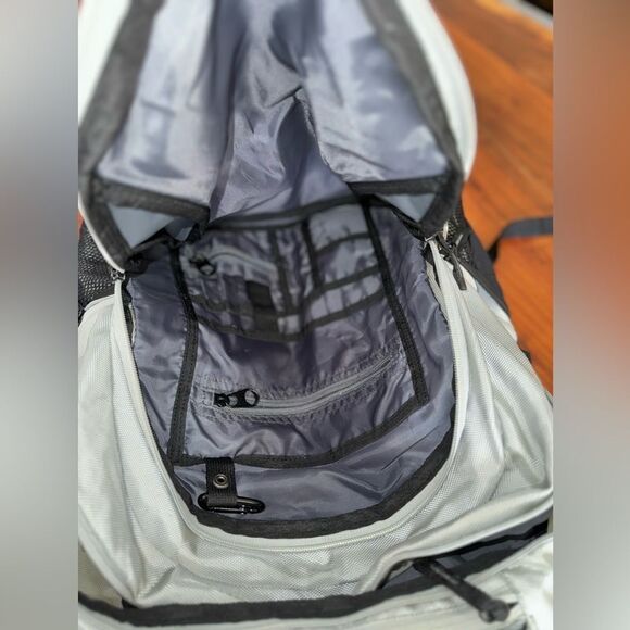 Nautica full size back pack. Lots of pockets/padded laptop compartment EUC - Picture 9 of 16